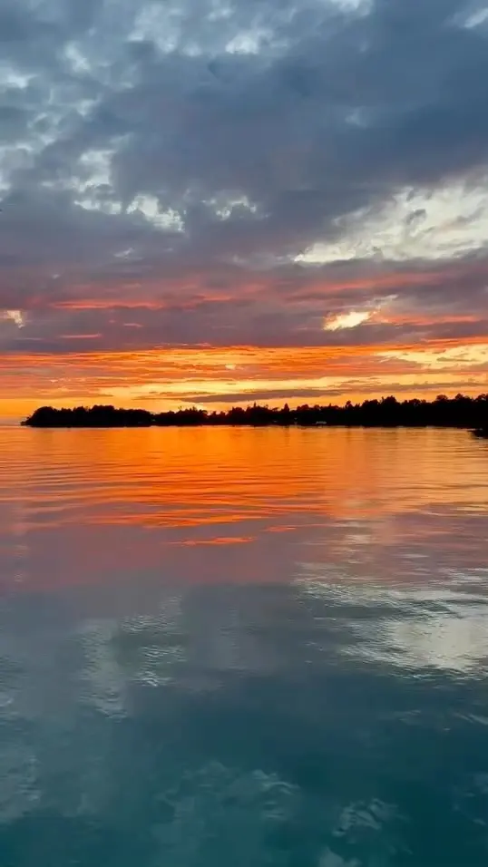 Den wohl schönsten Sonnenuntergang der Welt, gibt es am Bodensee ☀️🌅⛵️

#sunset #bodensee #sonnenuntergang #lindau #urlaub #hotel #natur #see #wasser