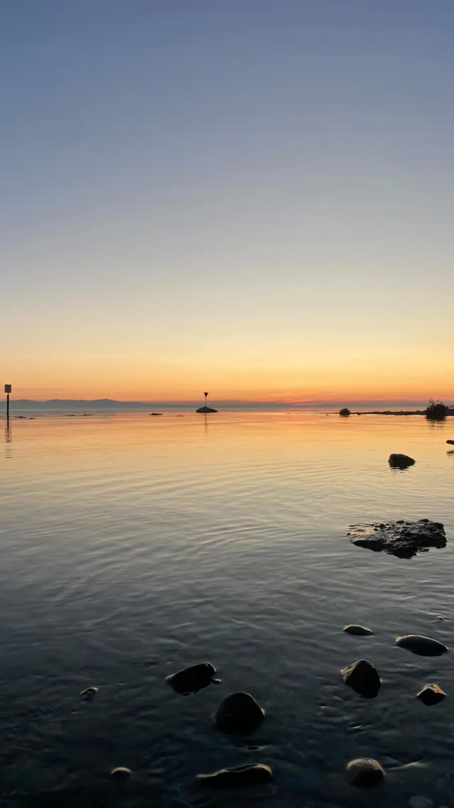 Es gibt kaum etwas Magischeres als die Sonnenuntergänge, die man von der Lindauer Insel aus genießen kann – besonders jetzt im Frühling! Eine unvergleichliche Atmosphäre zum Entspannen und Abschalten – und danach in unserer Sauna die wohltuende Wärme genießen. Ein Erlebnis für alle Sinne! ☀️🌊🧖‍♂️ #lindau #sonnenuntergang #frühlingszauber #entspannung #hotel #sauna