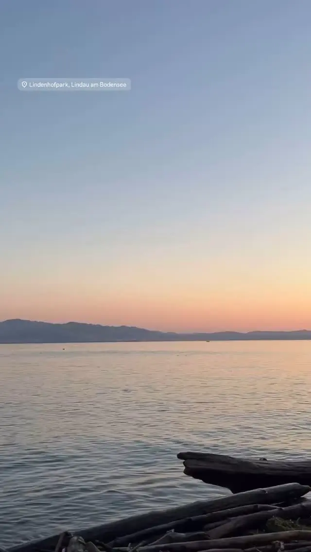 🌅 Wenn der Bodensee in Gold getaucht wird, scheint die Zeit stillzustehen.
Leises Wellenplätschern, Vögel ziehen vorbei – der perfekte Ausklang eines Sommertages am Lindenhofbad, nur 10 Minuten mit dem Rad von der Lindauer Insel entfernt. ✨🚲
Und am nächsten Morgen? Ein reichhaltiges Frühstück mit regionalen Produkten wartet bei uns im Hotel Garni Brugger – der schönste Start in deinen Urlaubstag. 💙
👉 Den besten Preis findest du immer direkt über unsere Website (Link in Bio)

#hotel #lindau #bodensee #sonne #breakfast #urlaubindeutschland #lindauerleben #frühstück #sonnenuntergang #romantisch #geschenk