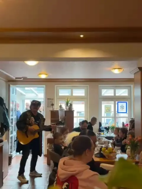 ❤️DANKE
Vielen Dank für eure großzügigen Spenden! 
Wie auch in den vergangenen Jahren fand am Sonntag beim Lindauer Faschingsumzug unser Weißwurstfrühstück für den guten Zweck statt. Dank eurer Unterstützung sind dabei großartige 1.575 € zusammengekommen. Diesen Betrag werden wir noch erhöhen und demnächst an das 
„Kinderhopiz St. Nikolaus“ in Bad Grönenbach überweisen!

Uns hat es riesig Spaß gemacht und die Stimmung war wirklich toll - ob Hexe 🧙‍♀️, singender Cowboy oder anderer Narr - Danke 🙏 

Bis spätestens nächstes Jahr,
Eure Familie Brugger🥳💕🤩