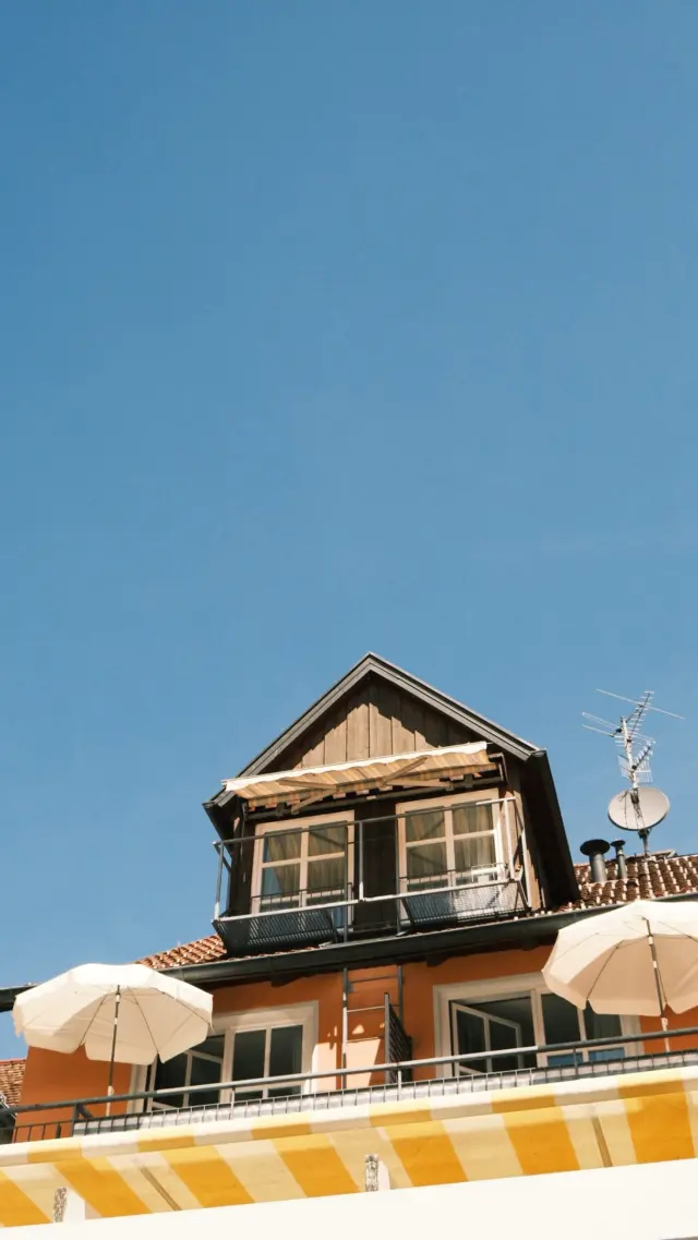 Warmes Licht auf alten Dächern, ruhige Momente im Innenhof und dieses besondere Gefühl, wenn der Sommer auf der Lindauer Insel ankommt ☀️🪷
Unser kleines Hotel erzählt Geschichten – in jedem Zimmer, in jedem Detail. Alles ein bisschen langsamer, ein bisschen echter. Und der Bodensee ist nie weit. 
So fühlt sich ein Sommer an, den man nicht vergisst.

#lindau #bodensee #urlaubindeutschland #hotel #xm5