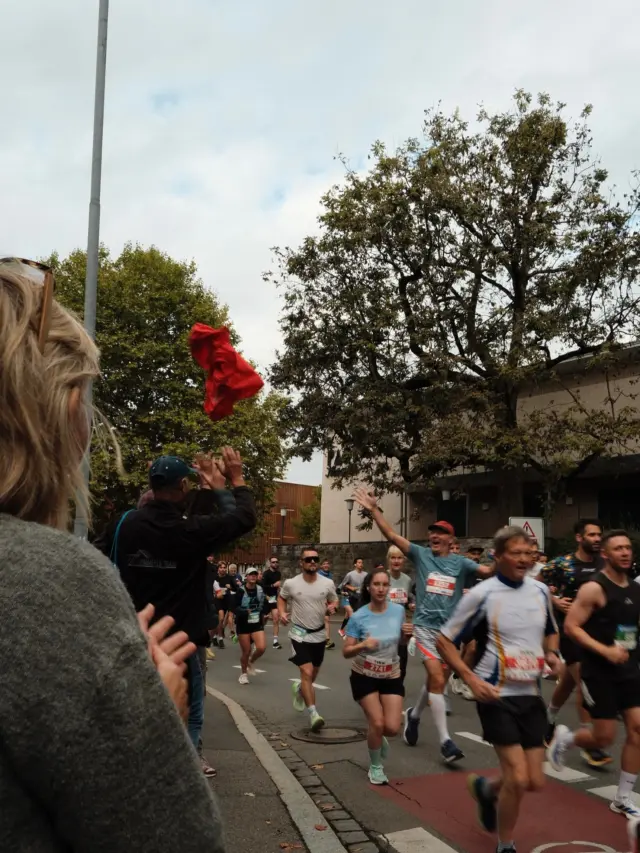 Was für ein Event! 🏃‍♀️🏃‍♂️☀️

Bei besten Bedingungen fiel diesen Sonntag auf der Lindauer Insel der Startschuss für mehr als 16.000 Läuferinnen und Läufer beim @3_laender_marathon !

Mit dabei: unser Chef, Lily und viele unserer sportlichen Gäste. Unser Team hat euch vom Straßenrand aus bis zum Schluss angefeuert – ihr habt das großartig gemacht! 🥳👏

Wir freuen uns schon aufs nächste Jahr! 💛

#hotel #marathon #dreiländermarathon #lindau #bodensee